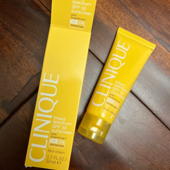CLINIQUE Broad Spectrum SPF 50 Sunscreen Face Cream - Picture 2 of 2